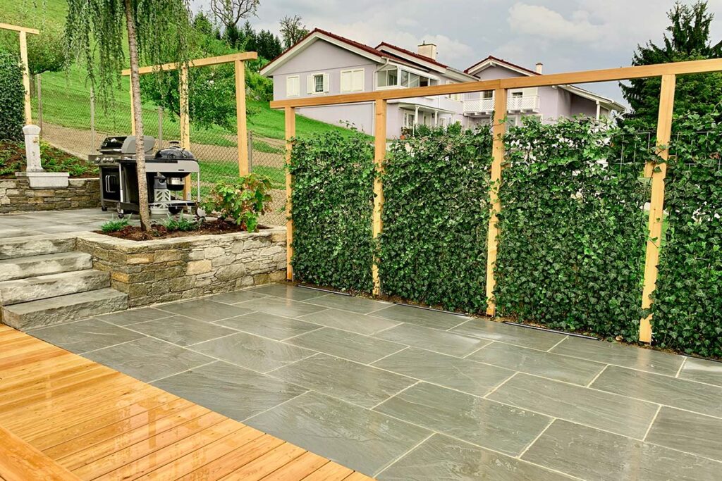 Terrasse mit Natursteinplatten
